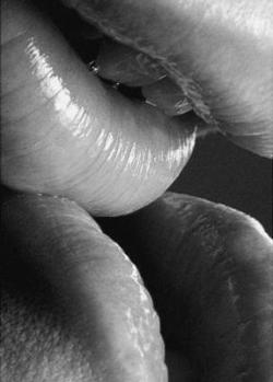 Bouches s'embrassant du bout des lèvres